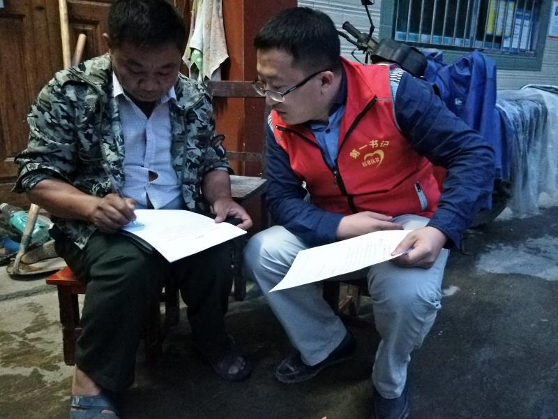 百投集團(tuán)駐村第一書記幫助群眾銷售土特產(chǎn)品