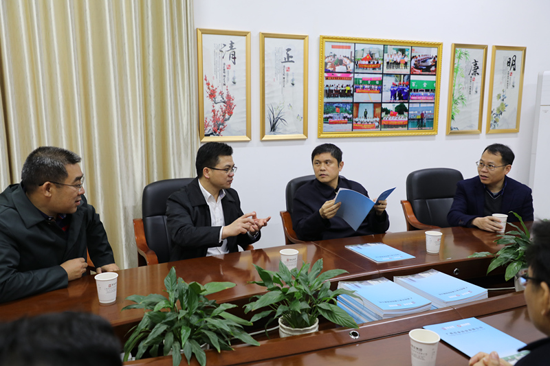 莫前鋒看望五一勞動(dòng)獎(jiǎng)?wù)芦@得者廖家寧