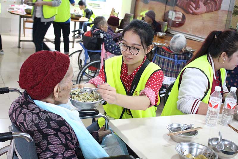 百投集團(tuán)團(tuán)委到養(yǎng)老院開展慰問活動(dòng)