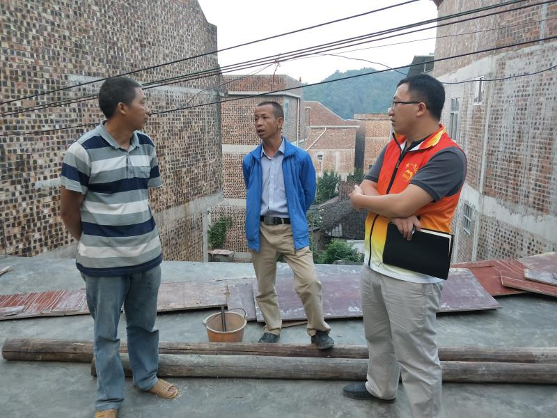 百投集團(tuán)駐村第一書記幫助群眾銷售土特產(chǎn)品